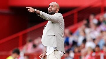 El entrenador visitante Claudio Giráldez realiza indicaciones durante el partido entre el Granada y el Celta en Los Cármenes.