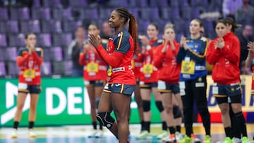 Danila So recibe el premio de mejor jugadora del partido.