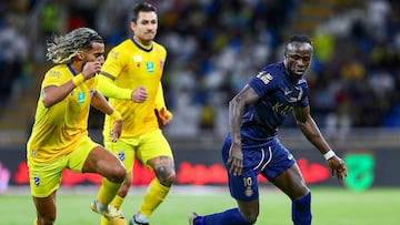 Hazem's Saudi defender #61 Radhi Al Otaibi (L) marks Nassr's Senegalese Forward #10 Sadio Mane during the Saudi Pro League football match between Al-Nassr and Al-Hazem at the King Abdullah Sports City in Buraidah, on September 2, 2023. (Photo by Abdulaziz ALNOMAN / AFP)