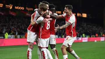 Martin Odegaard celebra un gol con sus compañeros de equipo