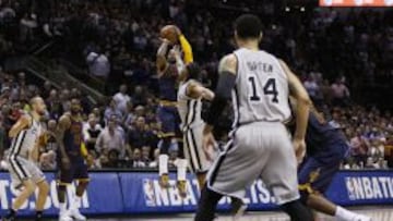 Kyrie Irving lanza para llevar el partido a la prórroga.