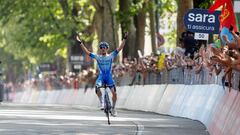 El ciclista británico Simon Yates celebra su victoria en la decimocuarta etapa del Giro de Italia 2022