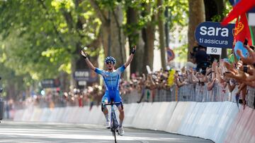 El ciclista brit¨¢nico Simon Yates celebra su victoria en la decimocuarta etapa del Giro de Italia 2022