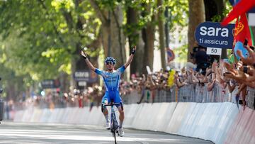 El ciclista británico Simon Yates celebra su victoria en la decimocuarta etapa del Giro de Italia 2022