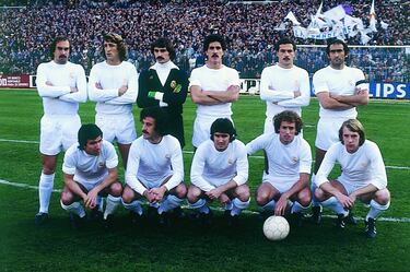 La temporada 1973-74 fue dura en el Madrid. La Liga la ganó el Barcelona de Cruyff con una sonora y soberana goleada en el Bernabéu (0-5). Además, también supuso el adiós de Miguel Muñoz al banquillo madridista. Luis Molowny le reemplazó el 15 de enero de 1974. El canario salvó la campaña blanca al derrotar al Barcelona en la final de Copa jugada en el estadio Vicente Calderón (4-0), pero prefirió permanecer en la sombra y decidió seguir en su cargo sde secretario técnico. Bernabéu creyó conveniente hacer un cambio en el banquillo tras las 15 campañas de Miguel Muñoz. Modernizar al equipo. Miró a Yugoslavia y fichó a Miljan Miljanic para recuperar la hegemonía en la Liga. Su trabajo al frente del Estrella Roja y de la selección yugoslava llamaron la atención del presidente blanco, que quiso ir personalmente a Belgrado para conocerle de cerca. También trajo la llegada de una de las sensaciones del fútbol europeo: el alemán Paul Breitner: fueron los propios jugadores de la plantilla madridista los que solicitaron al presidente la llegada del melenudo jugador del Bayern muniqués. Cuando el nibelungo llegó a Madrid, Miljanic le señaló que actuaría por la banda derecha del centro del campo blanco, junto con Del Bosque, Velázquez y Netzer. Breitner había sido lateral zurdo tanto en el conjunto bávaro como en la selección germana… pero en sus comienzos como juvenil había jugado en esa demarcación.  Miljanic llegó de la mano de su preparador físico, Milan Radisic, que sometió a la plantilla durante la pretemporada a una carga de trabajo tan dura, que algunos veteranos se quejaron. Sn embargo, el esfuerzo trajo su recompensa: los blancos acabaron líderes con sólo una derrota, la que le infligió el Athletic en San Mamés en la jornada 14. Una semana después, el Madrid superaba al Barcelona con un protagonista estelar: un jovencísimo José Antonio Camacho secaba a Johan Cruyff en una intensa batalla (está considerado uno de los grandes duelos individuales en la historia del fútbol español). Así, los madridistas aventajaban en seis puntos al Zaragoza, segundo tras acabar la primera vuelta. Una ventaja que aumentaría a doble al final de la campaña. Con un ritmo infernal de competición, los blancos alzanzarían el título a falta de cinco jornadas para el final del campeonato: un gol de Pirri en Atocha ante la Real Sociedad. Había sido un campeonato cómodo para los blancos, que esperaban disputar una Liga de transición a la espera de ir conformando un equipo campeón. La diferencia con el Barcelona (tercero) fue de 13 puntos. Algo impensable al comienzo de la campaña.