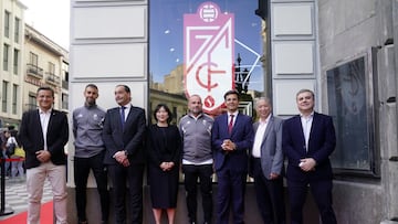 La comitiva del Granada. En el centro, Sophia Yang.