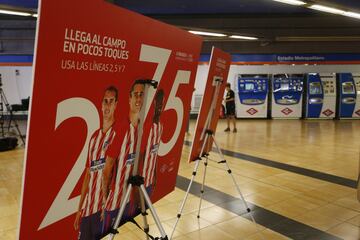 La presidenta de la Comunidad, Cristina Cifuentes, junto al presidente del Atlético de Madrid, Enrique Cerezo, y el entrenador del equipo, Diego Pablo Simeone y varios jugadores de la plantilla rojiblanca ,durante el acto de promoción del uso del metro para el acceso al estadio Wanda Metropolitano del Atletico de Madrid. 