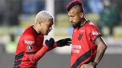 AMDEP7555. LA PAZ (BOLIVIA), 01/08/2023.- Arturo Vidal (d) de Paranaense reacciona hoy, en un partido de los octavos de final de la Copa Libertadores entre Bolívar y Athletico Paranaenese en el estadio Hernando Siles en La Paz (Bolivia). EFE/ Luis Gandarillas
