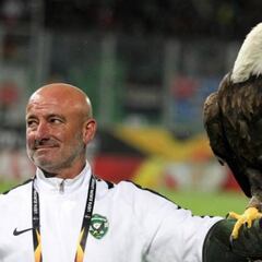 Víctor Barrios, el gaditano que cuida del águila Fortuna en Razgrad