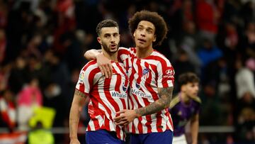Los jugadores del Atl¨¦tico de Madrid Mario Hermoso y Axel Witsel, al t¨¦rmino del partido de LaLiga que Atl¨¦tico de Madrid y Real Valladolid han disputado este s¨¢bado en el estadio Civitas Metropolitano.