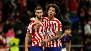 Los jugadores del Atlético de Madrid Mario Hermoso y Axel Witsel, al término del partido de LaLiga que Atlético de Madrid y Real Valladolid han disputado este sábado en el estadio Civitas Metropolitano.