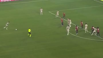 El tiro libre de Richard Ríos que por poco termina en golazo.