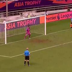 ¡Volvió con todo!: Bravo se lució y atajó un penal en el City