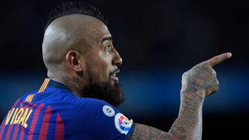 Arturo Vidal da instrucciones en el Barcelona.