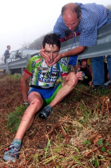 Álvaro Pino como director deportivo del Kelme, ayudando a Fernando Escartín en la caída sufrida en la Vuelta a España de 1999. 
 