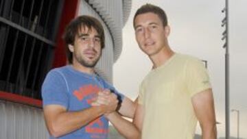 Beñat y De Marcos, líder y pichichi del nuevo Athletic, en el exterior de San Mamés.
