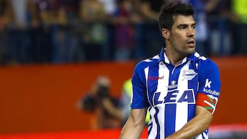 Los jugadores del Deportivo Alav&eacute;s Carlos Vigaray y Manu Garc&iacute;a tras perder la final de la Copa del Rey frente al FC Barcelona.