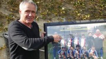 Gerard Bonneau posa para AS con una foto del equipo de la generación del 87, señalando a Benzema.