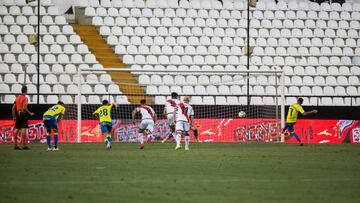 Rubén Castro hizo los dos goles de Las Palmas de penalti.