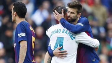 Ramos y Piqué abrazándose tras el partido.
