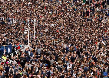 Numerosos espectadores durante el Aintree Grand National.