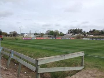 Cuenta con cinco canchas con medidas reglamentarias, 4 de ellas de césped natural y una de césped sintético.