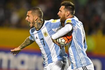 1-1. Lionel Messi celebró el gol del empate con Dario Benedetto.