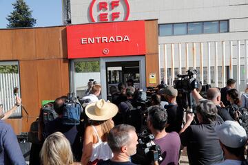 Mucha expectación mediática ante la sede de la Real Federación Española de Fútbol (RFEF).