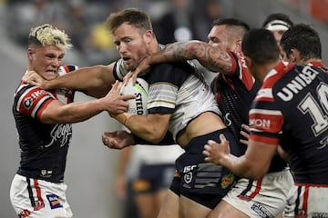 El fragor de la batalla en el rugby no se apaga en Australia, donde han vuelto los confinamientos en algunos estados. La NRL (National Rugby League) sigue su marcha con dureza, como lo demuestra el intento de placaje sobre Gavin Cooper, de los Cowboys de Queensland, donde se disputó el partido, frente a los Sydney Rooster. 