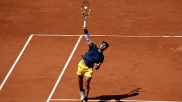 Paris (France), 26/05/2024.- Carlos Alcaraz of Spain in action against Jeffrey Wolf of USA during their Men's Singles 1st round match during the French Open Grand Slam tennis tournament at Roland Garros in Paris, France, 26 May 2024. (Tenis, Abierto, Francia, España) EFE/EPA/YOAN VALAT