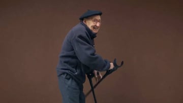 Patxi Oliden, pionero del surf, m&uacute;sico, inventor, shaper. Posando en Orio con sus muletas y su txapela frente a su taller. Con 93 a&ntilde;os.