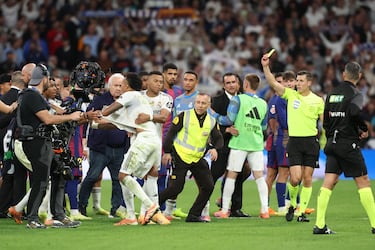 Militao increpa a varios jugadores del Barcelona. 