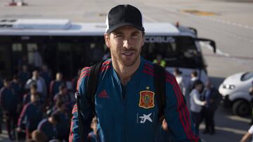 Sergio Ramos, en cabeza de la expedición, sube al avión que llevó a la Selección hasta tierras noruegas.