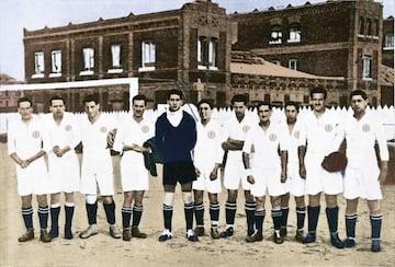 Es en la d¨¦cada de 1911 a 1920 cuando desaparecen las botonaduras de las camisetas hasta dejarlas en una sola pieza. Hasta entonces, una fila de botones cerraba la camisa de color blanco. Las medias, eso s¨ª, segu¨ªan siendo de color negro. En la imagen, el Madrid campe¨®n de Copa en 1917. De izquierda a derecha posan Machimbarrena, Ren¨¦ Petit, Eulogio Aranguren, Sotero Aranguren, Teus, Sansinenea, Erice, M¨²gica, De Miguel, Muguiro y ?lvarez.