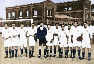 Es en la década de 1911 a 1920 cuando desaparecen las botonaduras de las camisetas hasta dejarlas en una sola pieza. Hasta entonces, una fila de botones cerraba la camisa de color blanco. Las medias, eso sí, seguían siendo de color negro. En la imagen, el Madrid campeón de Copa en 1917. De izquierda a derecha posan Machimbarrena, René Petit, Eulogio Aranguren, Sotero Aranguren, Teus, Sansinenea, Erice, Múgica, De Miguel, Muguiro y Álvarez.

