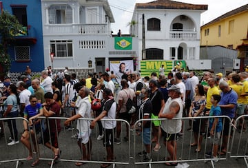 Aficionado esperan a las afueras del Estadio Vila Belmiro para despedirse de su ídolo. 