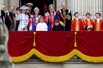 Los duques de Edimburgo, Eduardo y Sofía, y sus hijos, la princesa Ana los príncipes de Gales, Guillermo y Catalina, y sus hijos saludan a los asistentes desde el balcón del Palacio de Buckingham.