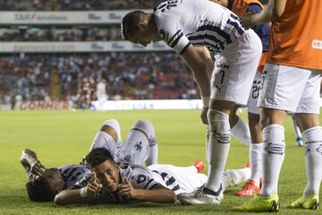 A pesar de tener un hombre menos (expulsión de Vangioni), Rayados triunfó en la Corregidora 2-1 ante los Gallos Blancos que registran tres derrotas consecutivas. El gol de la victoria lo hizo el argentino Meza.