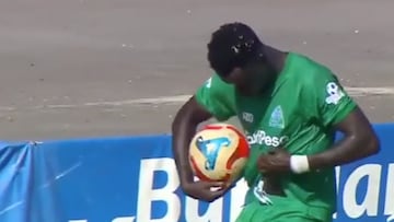 Tras su gol, se le ocurrió hacer esto con el balón y su pantaloneta.