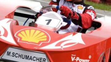 <b>ABIERTO.</b> El ex piloto alemán Michael Schumacher, siete veces campeón del mundo de Fórmula Uno, declaró que el certamen del 2009 será un campeonato completamente abierto por la novedades reglamentarias que se estrenarán.