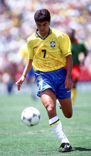 Este delantero destacó con la Selección de Brasil al lograr el campeonato del mundo en Estados Unidos 1994, además de la Copa Confederaciones en 1997, así como medalla de plata y bronce en los Juegos Olímpicos de Seúl y Atlanta, respectivamente.