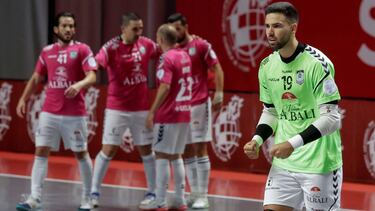 GRAF8258. MÁLAGA, 27/06/2020.- Los jugadores del Viña Albali Valdepeñas celebran un gol conseguido ante el Levante, durante la segunda semifinal del Play Off Exprés por el título de Campeón de Liga en Primera División esta tarde en el Palacio de Deportes