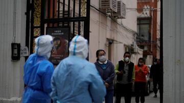 Residents line up for nucleic acid tests during a lockdown, amid the coronavirus disease (COVID-19) pandemic, in Shanghai, China, April 16, 2022. REUTERS/Aly Song