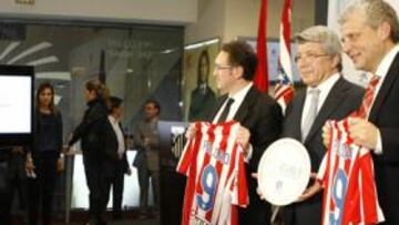 <b>ACUERDO SOLIDARIO. </b>La obra social de La Caixa y la Fundación del Atlético firmaron ayer un acuerdo para impulsar la vacunación infantil en los países de renta más baja.