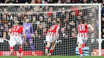 VALENCIA, 04/02/2026.- El centrocampista del Athletic Club, Mikel Jauregizar (2d), se dispone a lanzar el penalti ante el guardameta macedonio del Valencia, Stole Dimitrievski, durante el partido de cuartos de final de la Copa del Rey de fútbol entre el Valencia y el Athletic Club, este miércoles en el estadio de Mestalla. EFE/ Ana Escobar