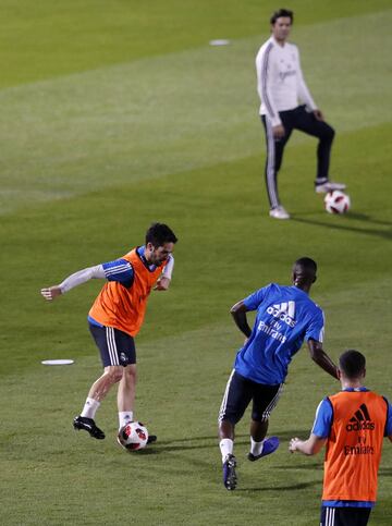 Solari observa a Isco durante el entrenamiento. 