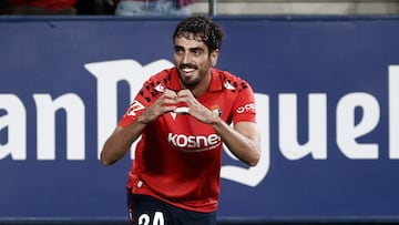 PAMPLONA, 03/10/2025.- El defensa de Osasuna Alejandro Catena celebra tras marcar el segundo gol ante el Getafe, durante el partido de LaLiga de fútbol que CA Osasuna y Getafe CF han disputado este viernes en el estadio de El Sadar, en Pamplona. EFE/Jesús Diges