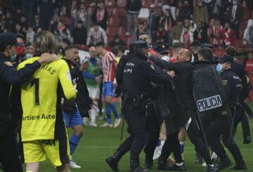 Bronca en el césped tras finalizar el partido entre los jugadores de ambos equipos. En la imagen, Joan Femenías escoltado por la policía.