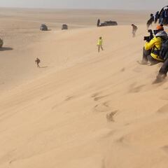 Detrás de Alonso en su camino a un infierno de dunas