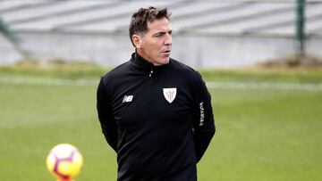 El entrenador argentino del Athletic de Bilbao Eduardo Berizzo, durante el entrenamiento donde prepara el partido liguero del domingo ante el Getafe en San Mamés.